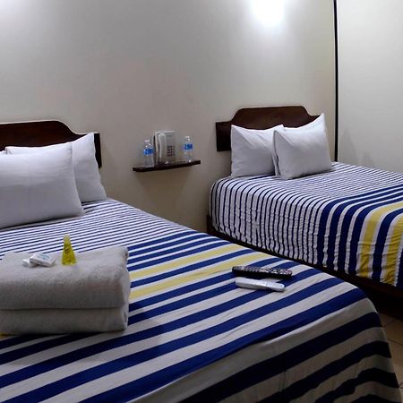 Hotel Mateos 1215 León Buitenkant foto