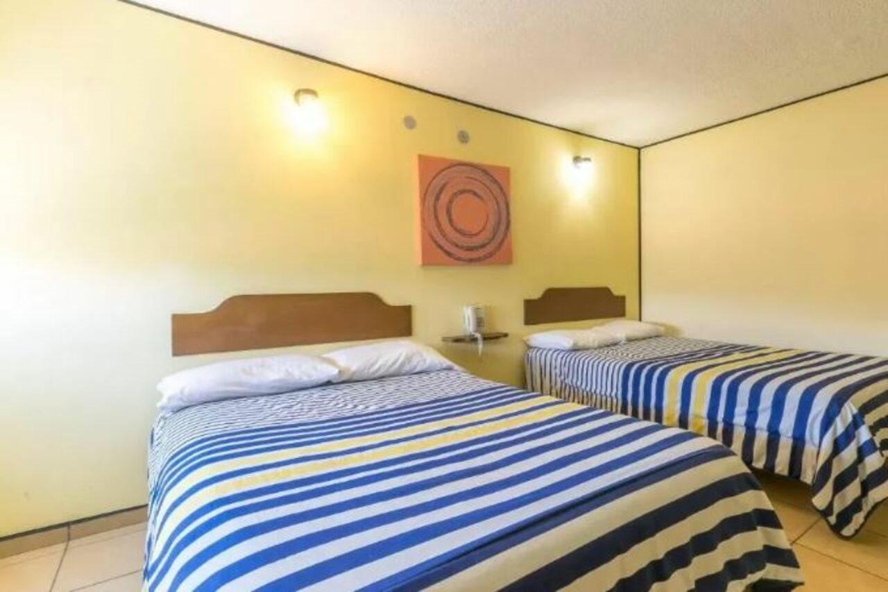 Hotel Mateos 1215 León Buitenkant foto