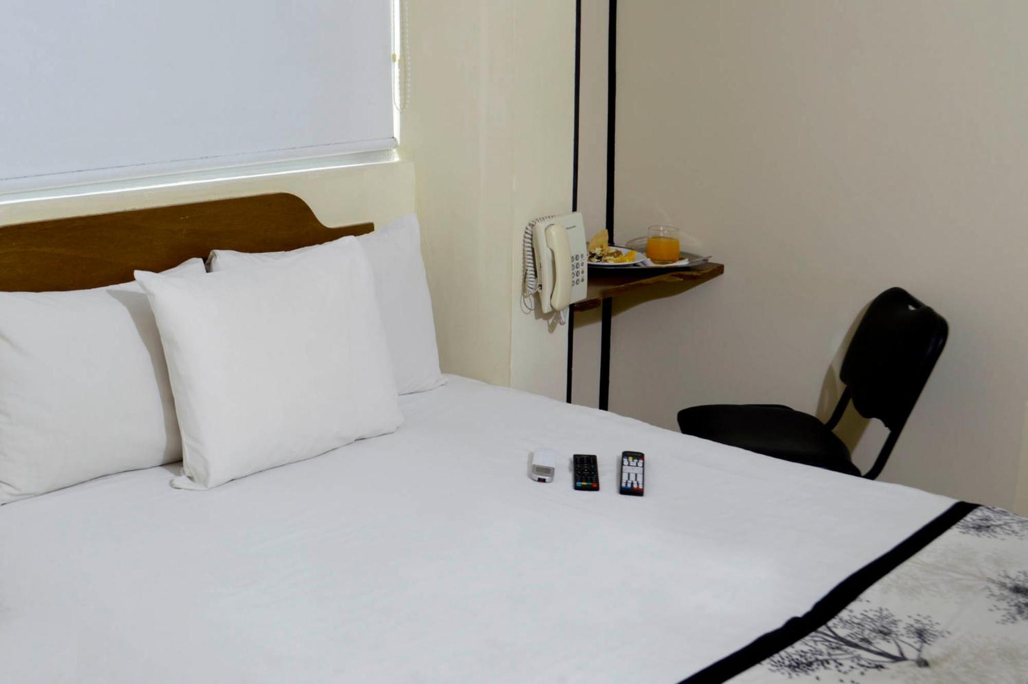 Hotel Mateos 1215 León Buitenkant foto