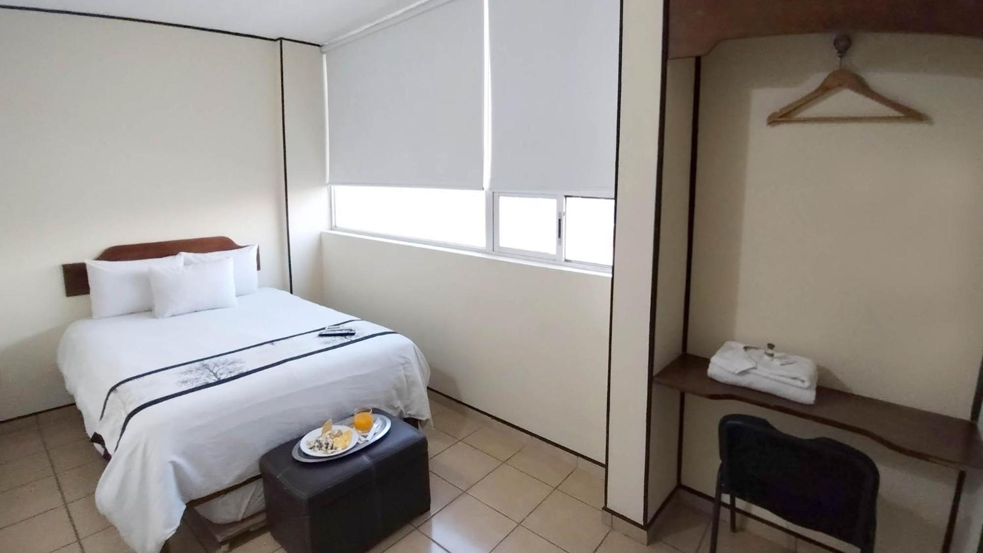 Hotel Mateos 1215 León Buitenkant foto