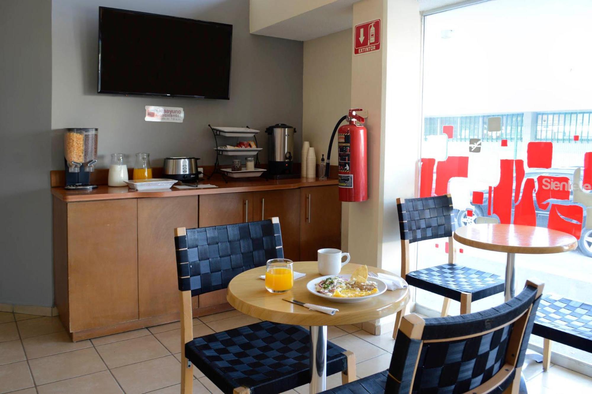 Hotel Mateos 1215 León Buitenkant foto