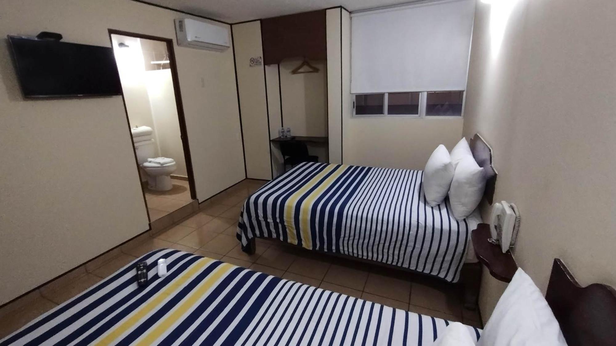 Hotel Mateos 1215 León Buitenkant foto